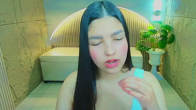 Snapshot of luna__r chatting on 10.15.25 luna  r online show from 10.15.25