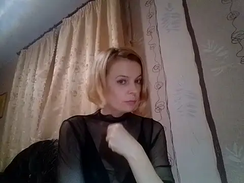 Snapshot of LiluXRose chatting on 10.26.25 LiluXRose online show from 10.26.25