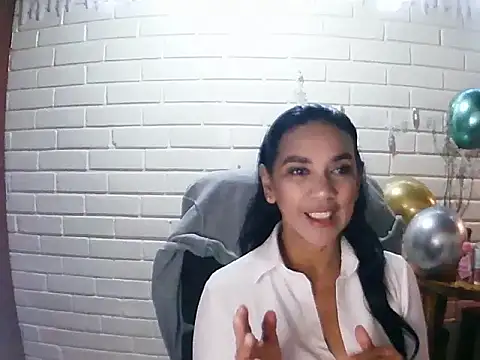 MiiaVelasquez online show from 11.21.25