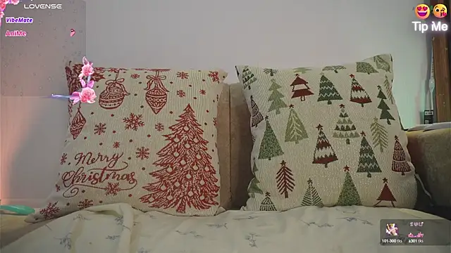 Snapshot of Roxybeautyy chatting on 10.15.25 Roxybeautyy online show from 10.15.25