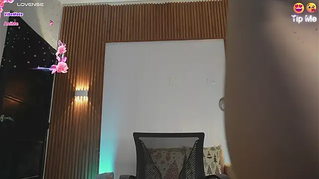 Snapshot of Roxybeautyy chatting on 10.17.25 Roxybeautyy online show from 10.17.25