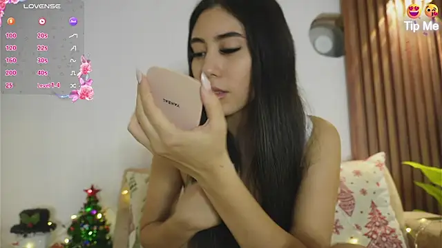 Snapshot of Roxybeautyy chatting on 11.15.25 Roxybeautyy online show from 11.15.25