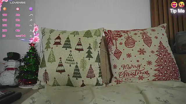 Snapshot of Roxybeautyy chatting on 12.01.25 Roxybeautyy online show from 12.01.25