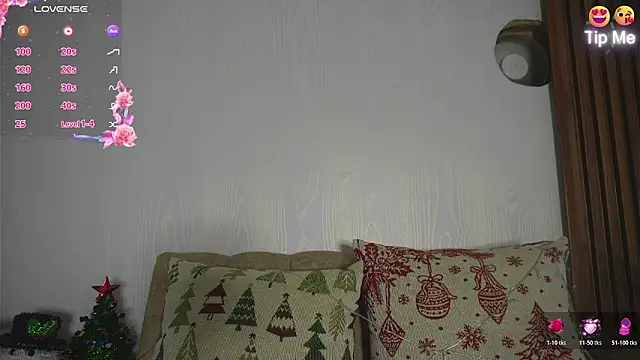 Snapshot of Roxybeautyy chatting on 12.21.25 Roxybeautyy online show from 12.21.25