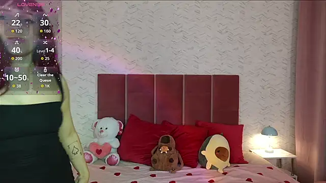 Snapshot of CoralineSky chatting on 09.12.25 CoralineSky online show from 09.12.25