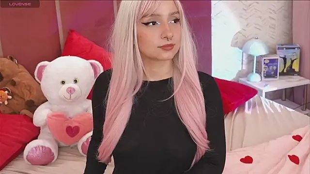Snapshot of CoralineSky chatting on 10.05.25 CoralineSky online show from 10.05.25