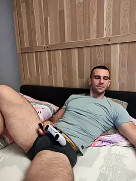 Snapshot of BrokenToPieces chatting on 09.08.25 BrokenToPieces online show from 09.08.25