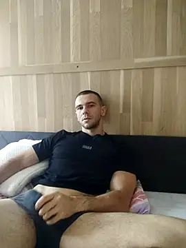 Snapshot of BrokenToPieces chatting on 09.15.25 BrokenToPieces online show from 09.15.25