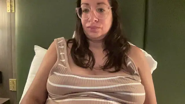 Snapshot of RosaFreya chatting on 06.18.26 RosaFreya online show from 06.18.26