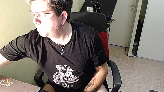 Snapshot of blueandwhite1 chatting on 12.18.24 blueandwhite1 online show from 12.18.24