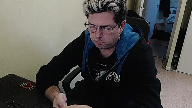 Snapshot of blueandwhite1 chatting on 12.31.24 blueandwhite1 online show from 12.31.24