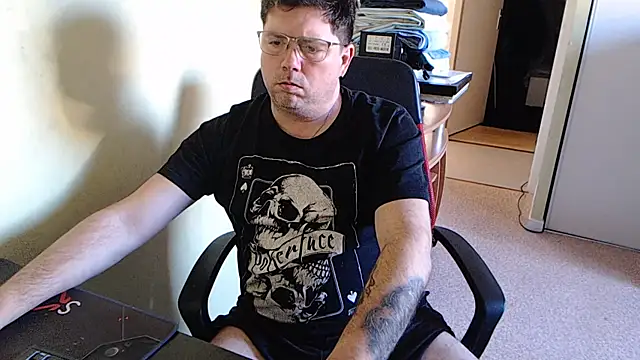 Snapshot of blueandwhite1 chatting on 02.04.25 blueandwhite1 online show from 02.04.25