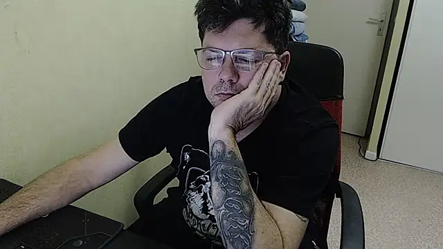 Snapshot of blueandwhite1 chatting on 02.04.25 blueandwhite1 online show from 02.04.25