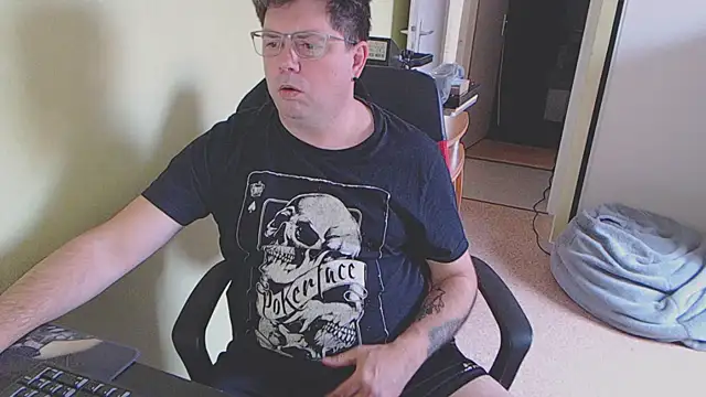 Snapshot of blueandwhite1 chatting on 02.13.25 blueandwhite1 online show from 02.13.25