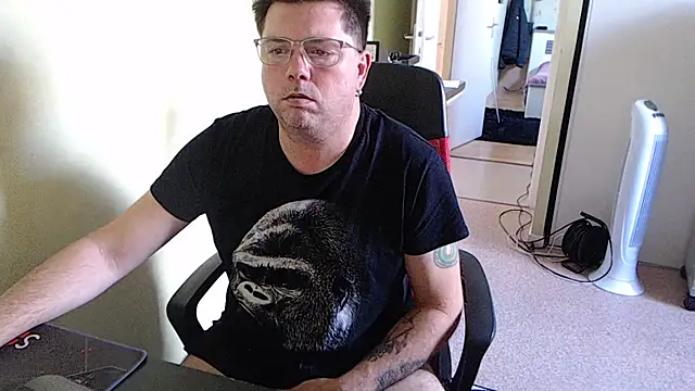 Snapshot of blueandwhite1 chatting on 10.15.25 blueandwhite1 online show from 10.15.25