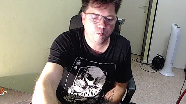 Snapshot of blueandwhite1 chatting on 11.12.25 blueandwhite1 online show from 11.12.25