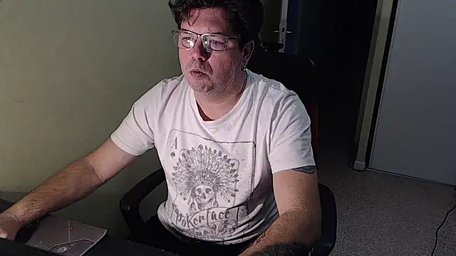 Snapshot of blueandwhite1 chatting on 12.21.25 blueandwhite1 online show from 12.21.25