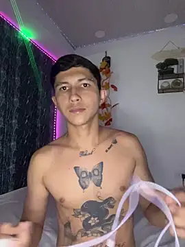 Snapshot of Alejandro_BigCock22 chatting on 10.11.25 Alejandro BigCock22 online show from 10.11.25
