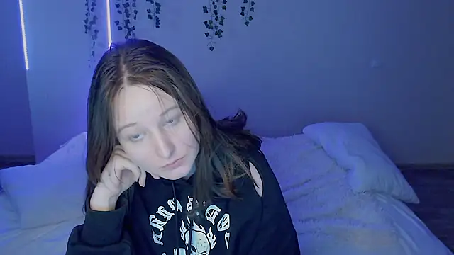 EmmaWise 221 online show from 09.13.25