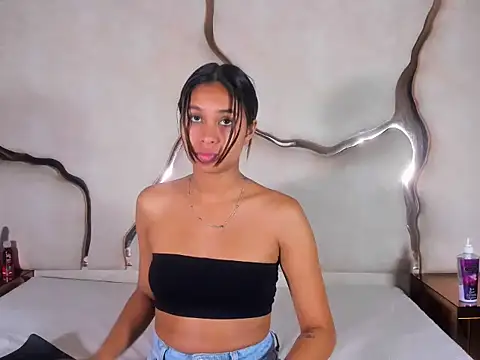 Snapshot of Amaia_Sophia chatting on 12.21.25 Amaia Sophia online show from 12.21.25