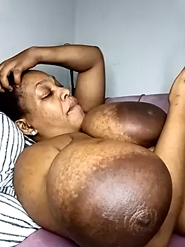 Snapshot of HappygalTheQueen chatting on 02.13.26 HappygalTheQueen online show from 02.13.26