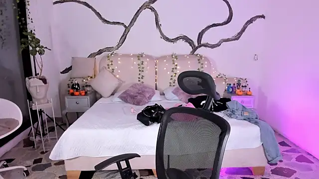 SarahCastro1  online show from 10.24.25