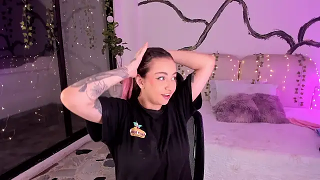 SarahCastro1  online show from 11.13.25