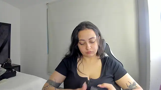 Snapshot of SarahCastro1_ chatting on 06.23.26 SarahCastro1 online show from 06.23.26