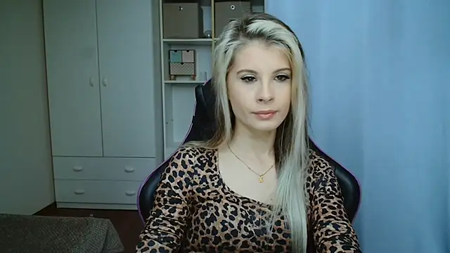 Snapshot of KristineGlow chatting on 05.19.26 KristineGlow online show from 05.19.26