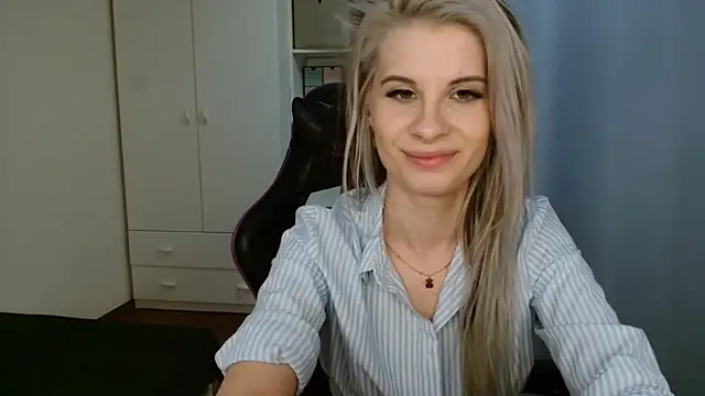 Snapshot of KristineGlow chatting on 05.27.26 KristineGlow online show from 05.27.26