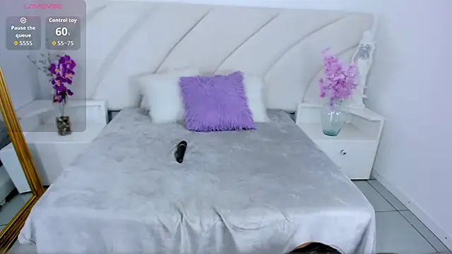 Snapshot of VeraGarnier chatting on 10.25.25 VeraGarnier online show from 10.25.25