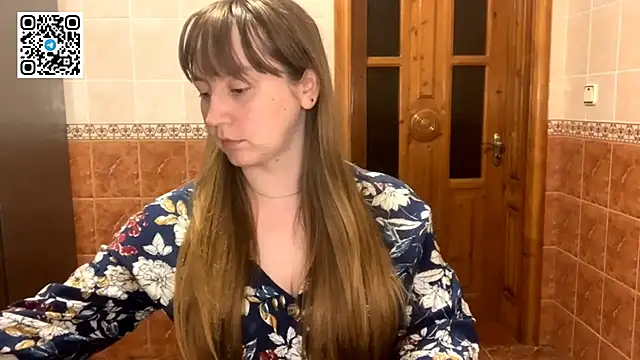 Snapshot of MaroonMoon_ chatting on 09.10.25 MaroonMoon  online show from 09.10.25