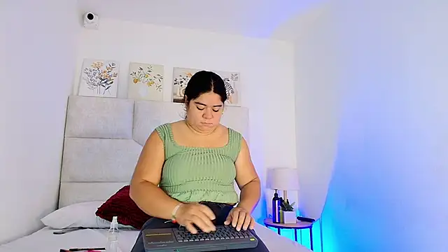 Snapshot of elizawiliamst chatting on 05.22.26 elizawiliamst online show from 05.22.26