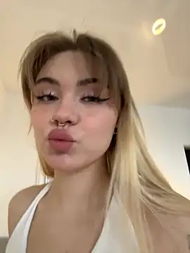 LunaMillie online show from 11.04.25