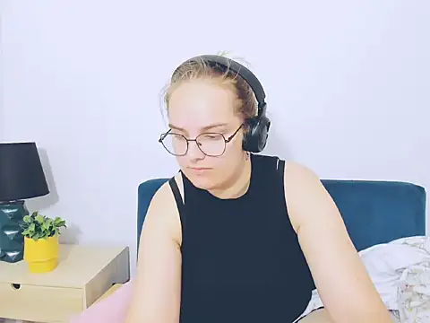 Snapshot of AliceCrazy69 chatting on 10.11.25 AliceCrazy69 online show from 10.11.25