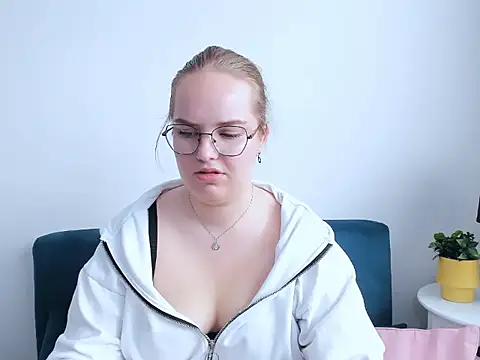 Snapshot of AliceCrazy69 chatting on 10.25.25 AliceCrazy69 online show from 10.25.25