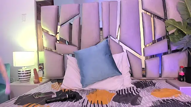 Snapshot of _valeria_saenz_ chatting on 10.30.25 valeria saenz online show from 10.30.25