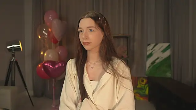 Snapshot of RoxieBolich chatting on 10.12.25 RoxieBolich online show from 10.12.25