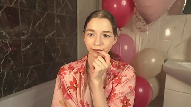 Snapshot of RoxieBolich chatting on 10.17.25 RoxieBolich online show from 10.17.25