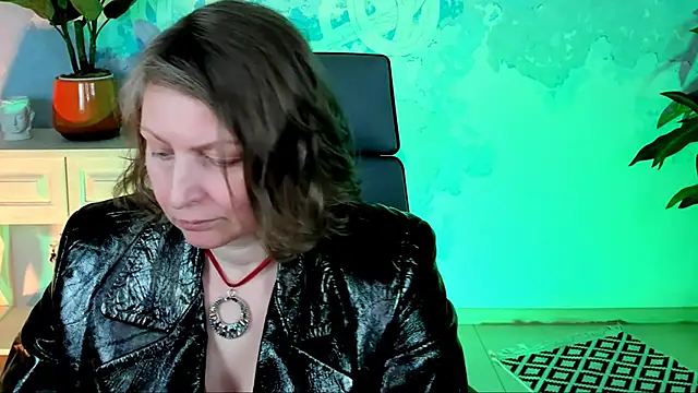 Snapshot of TiffanyBrauny chatting on 10.17.25 TiffanyBrauny online show from 10.17.25