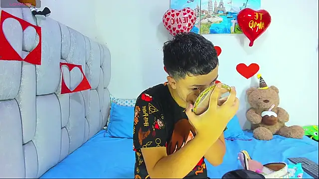 Snapshot of christopher_Hot chatting on 02.11.26 christopher Hot online show from 02.11.26