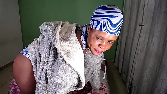 Snapshot of BendMeOverXX chatting on 12.14.25 BendMeOverXX online show from 12.14.25