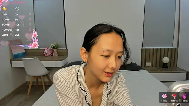 Snapshot of gabby_little chatting on 08.04.26 gabby little online show from 08.04.26