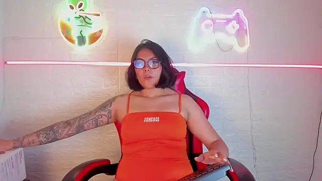 LolaXXXperience online show from 11.15.25