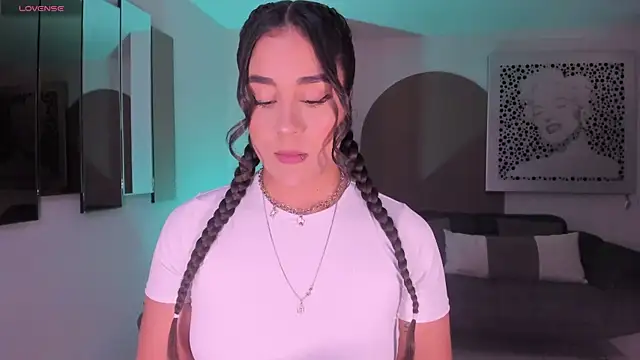 Snapshot of SussyBellX chatting on 11.04.25 SussyBellX online show from 11.04.25