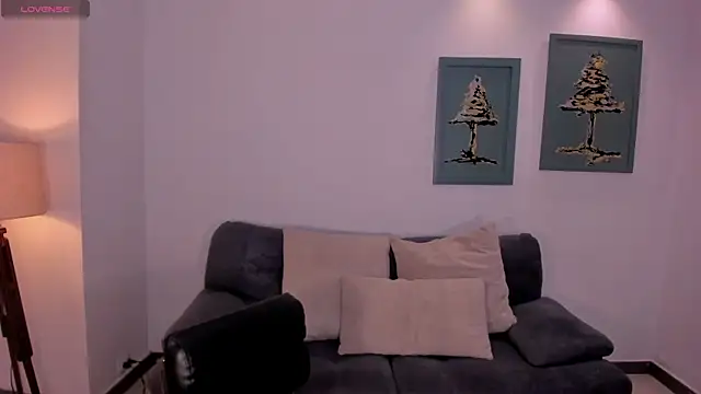 Snapshot of SussyBellX chatting on 11.18.25 SussyBellX online show from 11.18.25