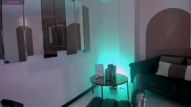 Snapshot of SussyBellX chatting on 12.04.25 SussyBellX online show from 12.04.25