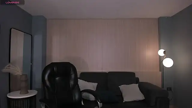 MayaMoretti  online show from 04.05.26