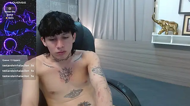 Snapshot of Iantwink18 chatting on 11.16.25 Iantwink18 online show from 11.16.25