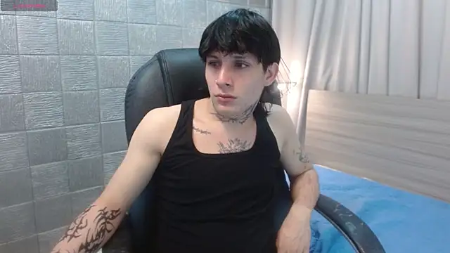 Snapshot of Iantwink18 chatting on 11.21.25 Iantwink18 online show from 11.21.25